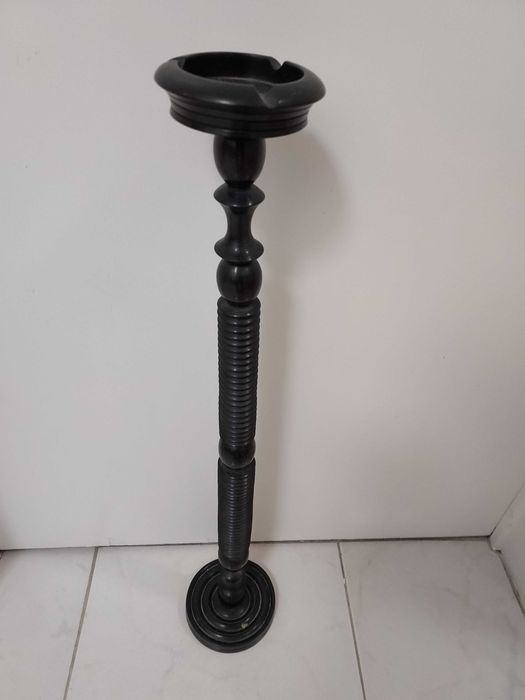 Arte Africana - Cinzeiro de Pé em Pau Preto