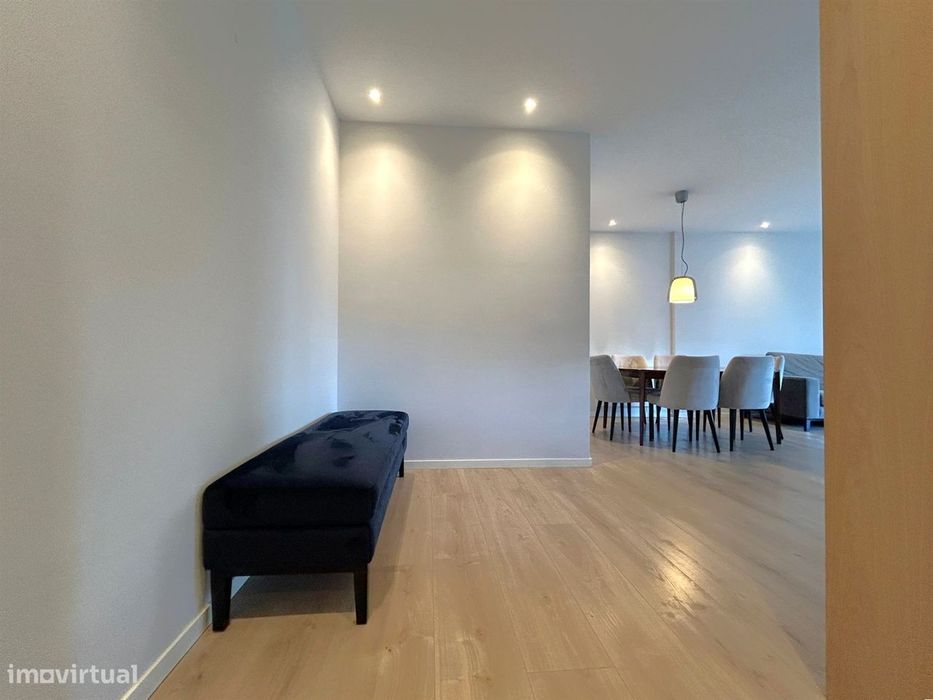 Apartamento T2 renovado com varanda e garagem | Mota Galiza
