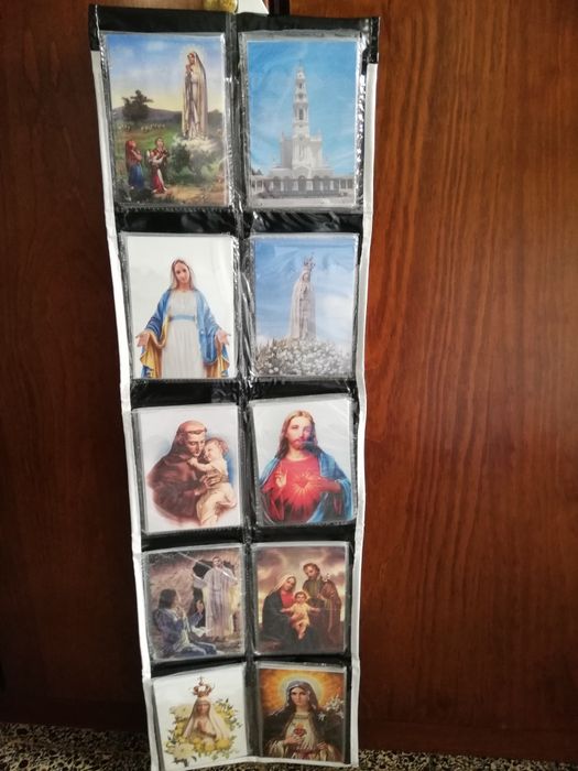 Posters e postais embalados.