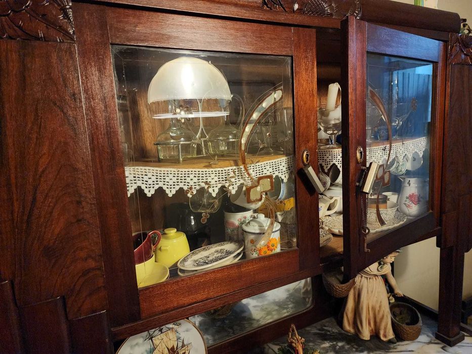 Móvel/cristaleira antigo