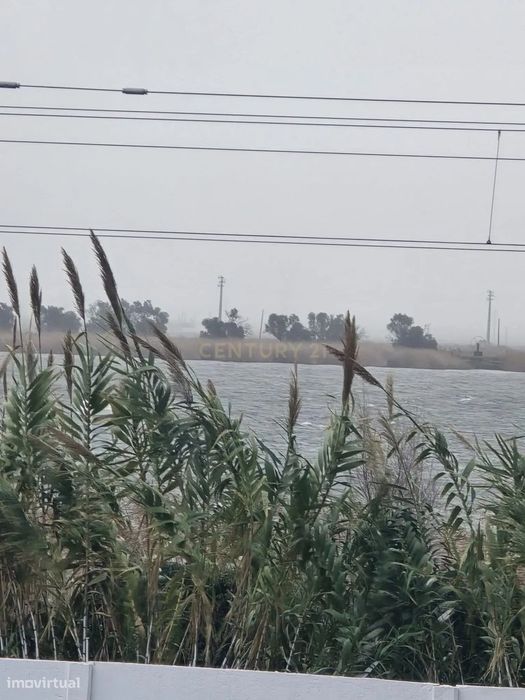 Armazéns e actividade industrial com terreno, para venda em Vila Franc