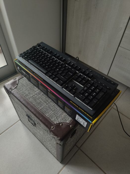 Teclado Mecânico Corsair K68 RGB Português