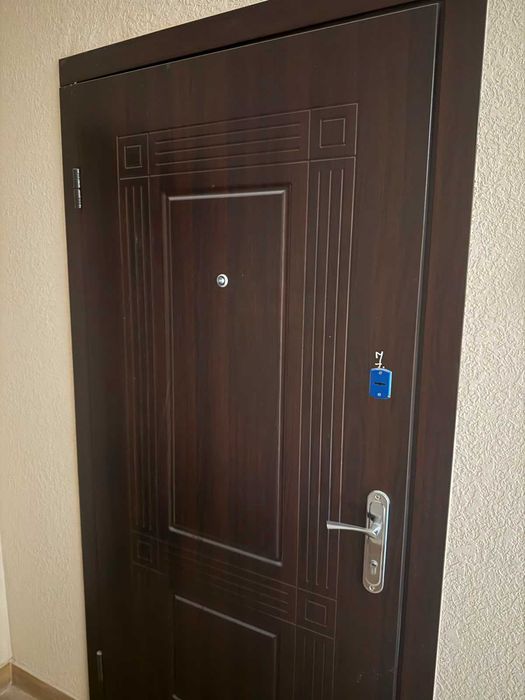 Продам входную дверь.