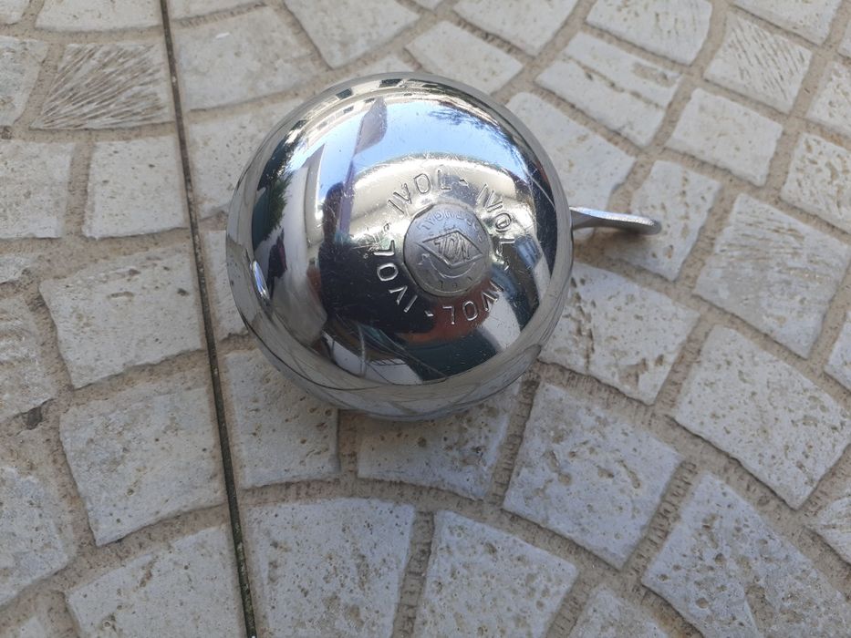 Farolim de trás pequeno para biclicleta clássica.