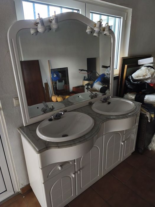 Móvel de casa de banho com tampo em mármore, espelho e dois lavatórios
