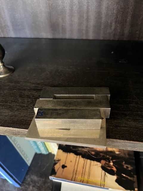 Peça em metal maciço,