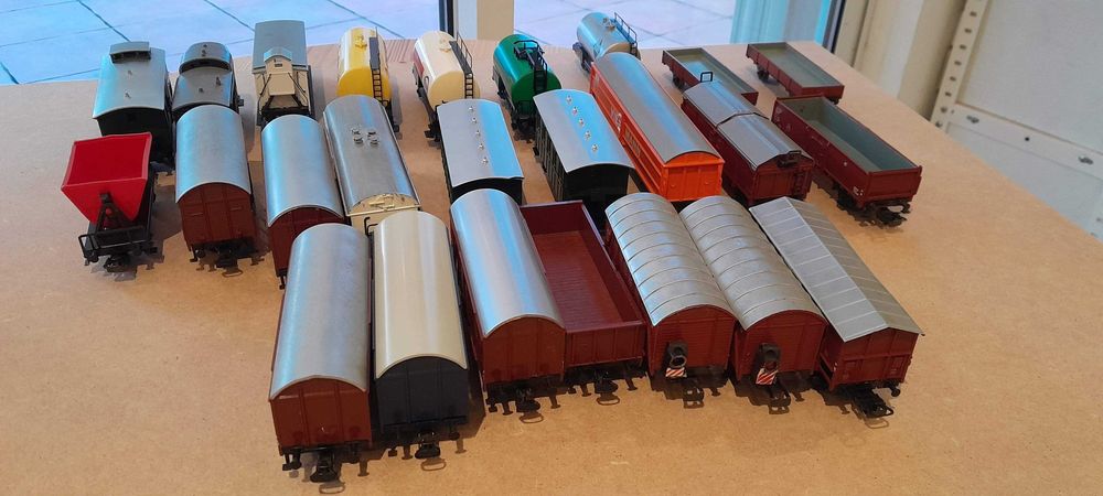 Lote de 25 vagões Marklin h0 várias referências nas caixas originais.