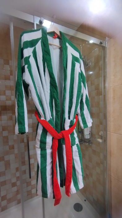 Roupão ikea skogssallat riscas verdes e brancas com cinto vermelho