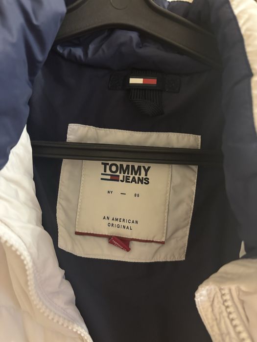 Демісезонна куртка фірми Tommy Hilfeger