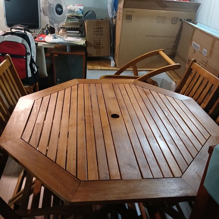 Mesa e cadeiras de jardim