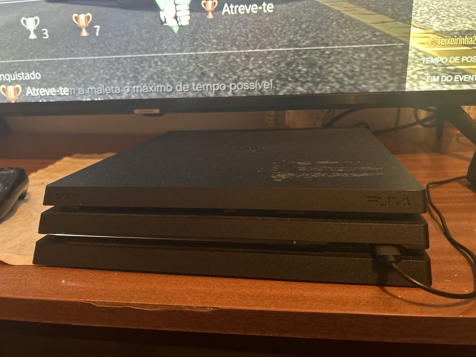 Ps4 pro 1T dois comandos e soporte para comados mas jogos