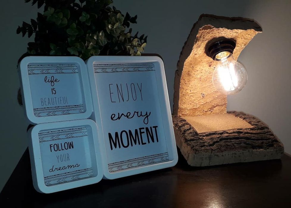 Candeeiro feito em cortiça.