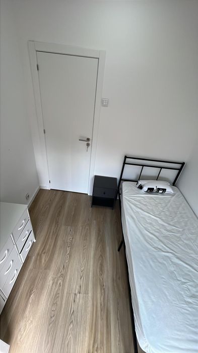 1 quarto solteiro  para arrendar em Queluz entrada  imediata