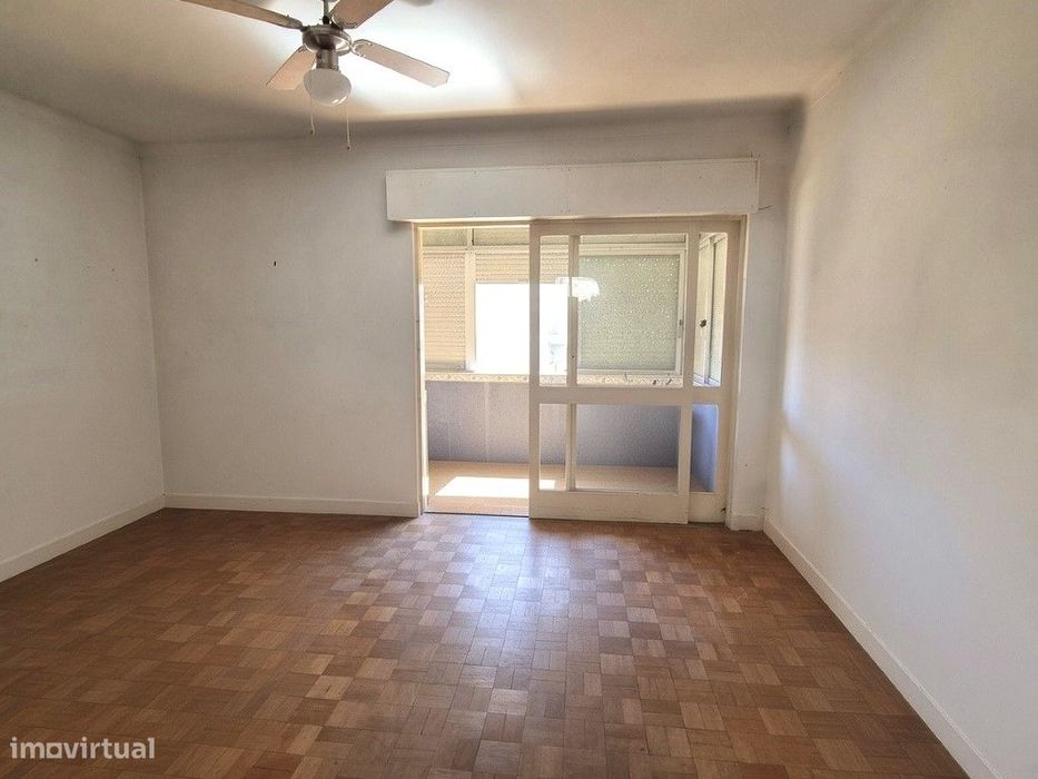 Apartamento T2, no rés do chão, no Centro de Alvide, em Cascais.