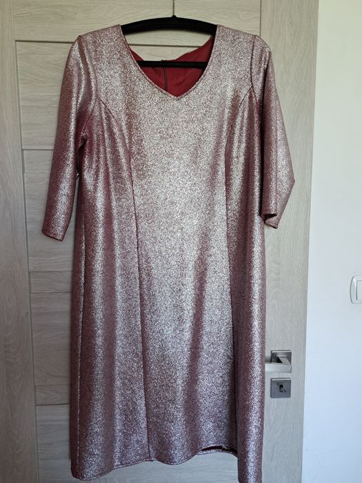 Sukienka z błyszcząca nitką