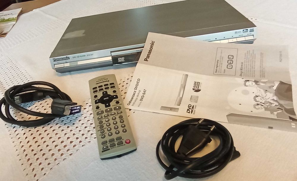 Odtwarzacz DVD/CD Panasonic, model DVD-S47 w zestawie.