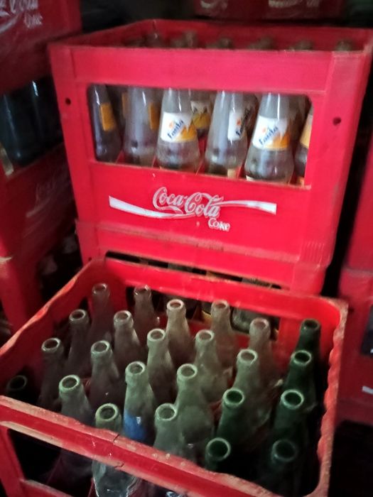 Duża ilość skrzynek z butelkami Cola, Pepsi, Mirinda, Sprite itd.