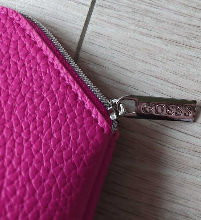 Nowa różowa kosmetyczka Guess