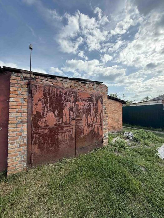 пів будинку, окремий дворик, Є ГАРАЖ, КОТЕЛ
