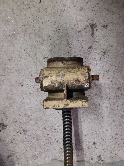 Кутовий редуктор з гвинтом від станка