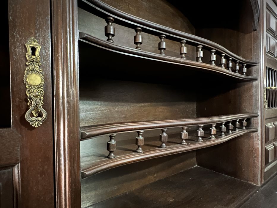 Móvel de sala, completo, loiceiro, estilo clássico em castanho