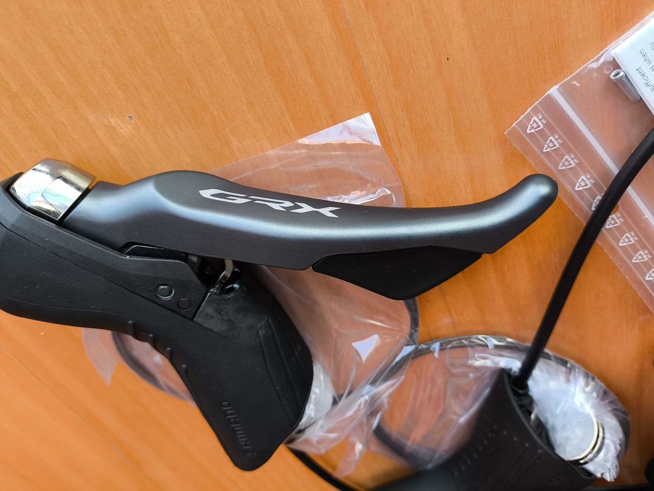 shifters Shimano GRX ST-RX810 e respetivas pinças de travão
