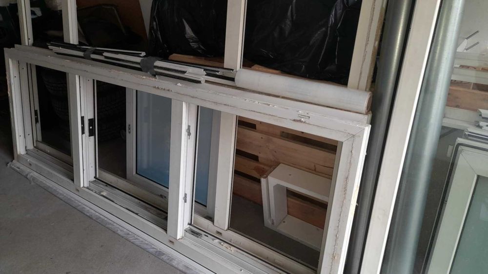 Rama okinna z szybami i oknem otwieranym