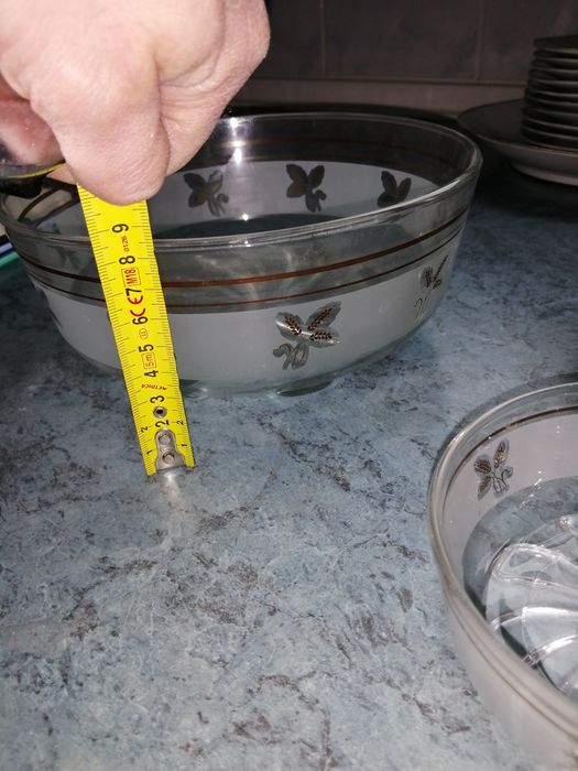 Salaterki szklane plus miska.