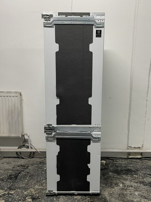 Холодильник No frost, під забудову Samsung BRB260134WW