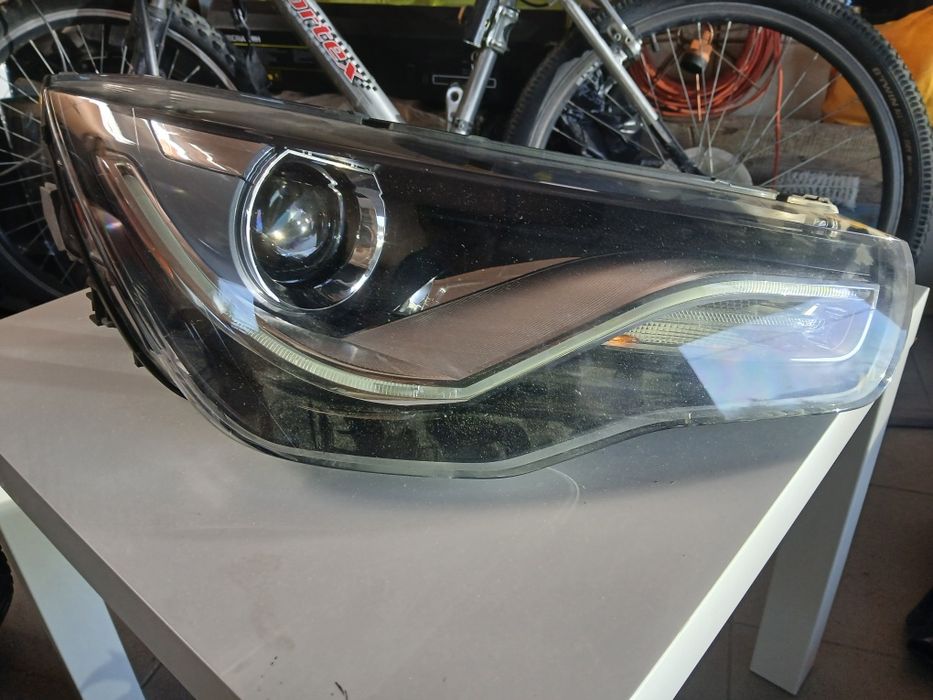 lampa przód prawa AUDI A1 8X0941044