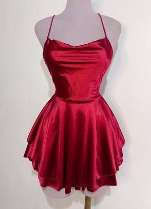 Червона гарна сукня