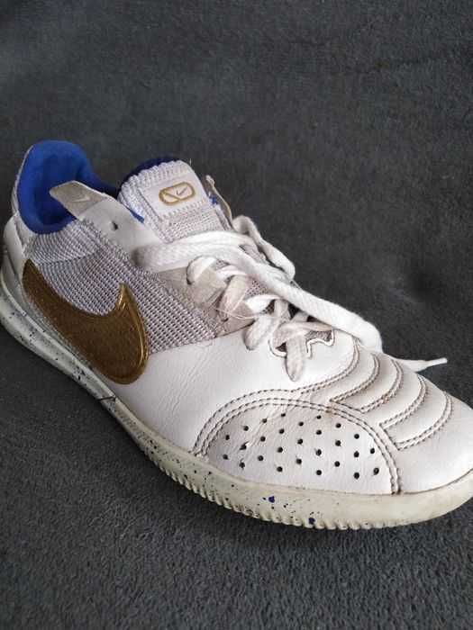 Zestaw ubrań damskich.