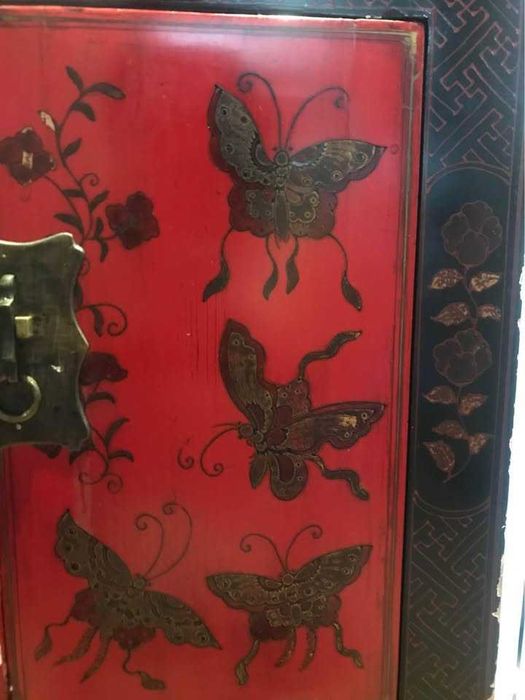 Móvel Chinês Decorativo – Estilo Asiático com Motivos de Borboletas