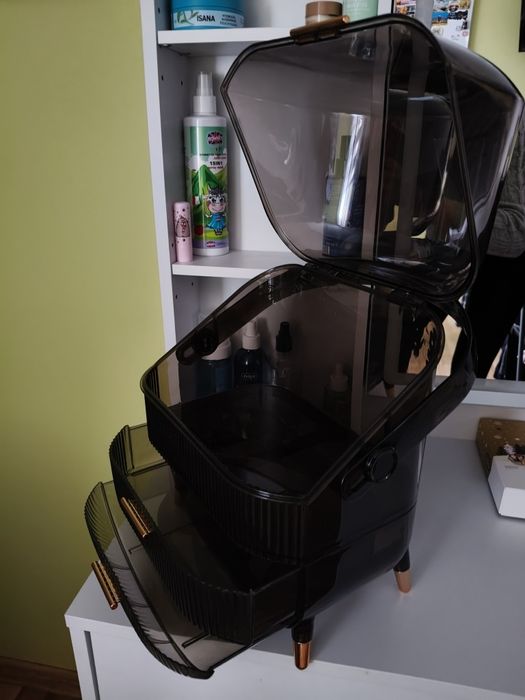 Kuferek na kosmetyki z szufladami