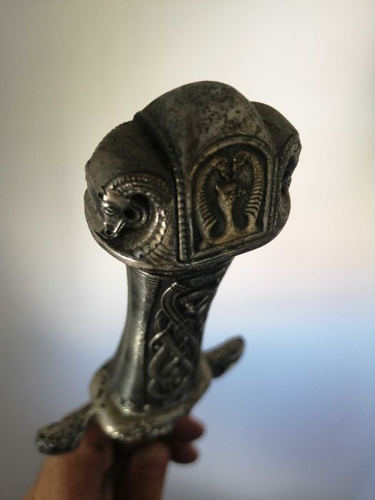 Expositor de parede com adagas históricas