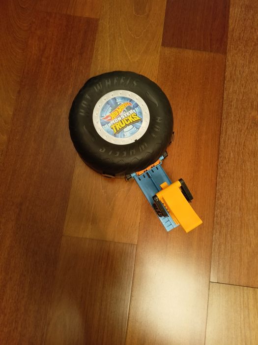 Hot wheels monster trucka z garażem na auta