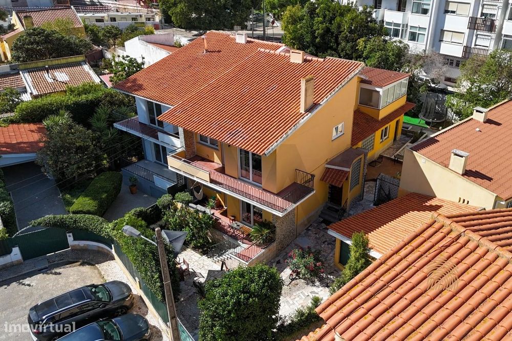 Moradia geminada T3 no centro da Parede, com 345 m2 de terreno, garage