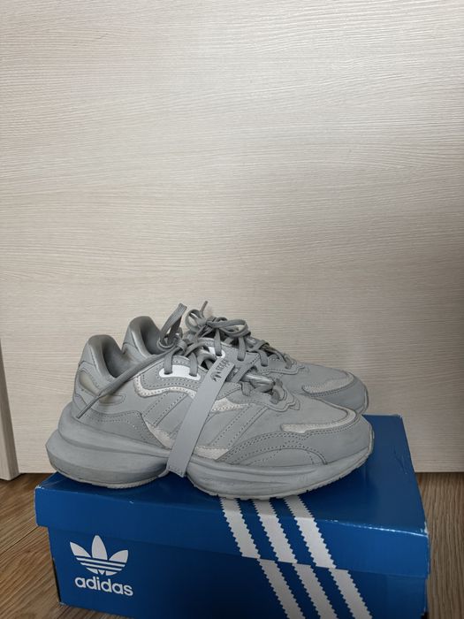 Buty adidas szare