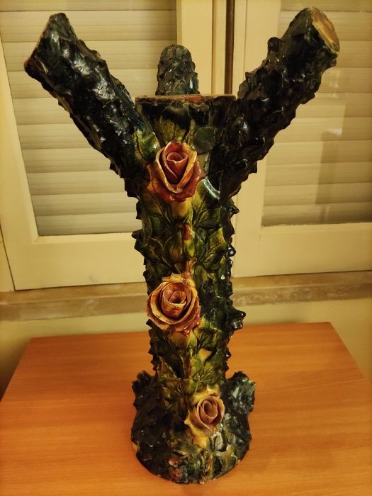 Coluna decorativa em cerâmica vidrada das Caldas, em forma de tronco