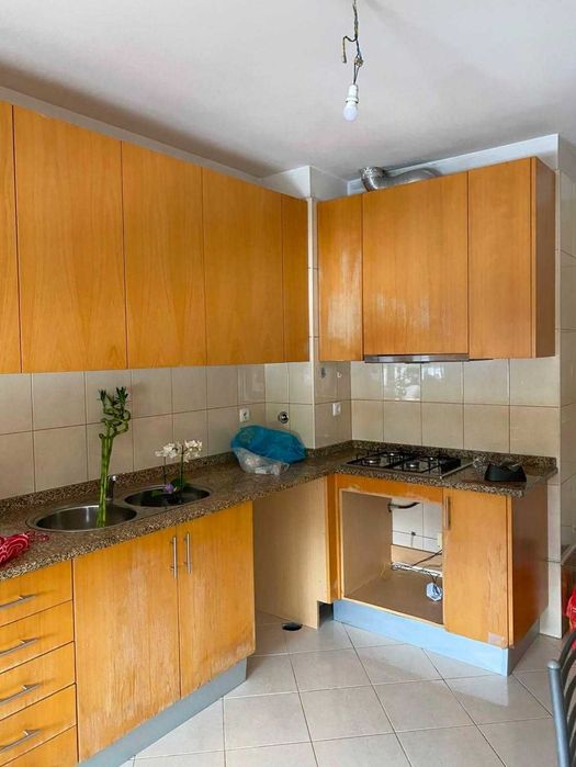 Cozinha usada e chão laminado e moveis de casa de banho