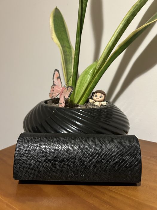 2 caixas de oculos prada e police