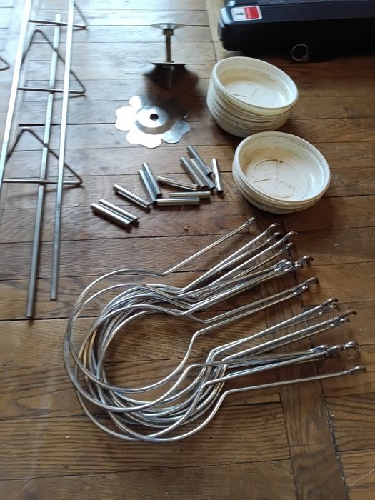 Metalowy kwietnik rozporowy