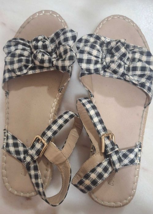 3 pares de sandálias muito bonitas