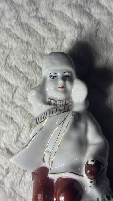 Продам фарфоровую статуетку мальчик на лыжах СССР