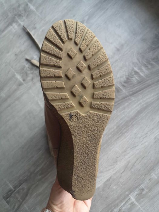 Botins de camurça beje, com pêlo por dentro e salto alto; Natura, 36