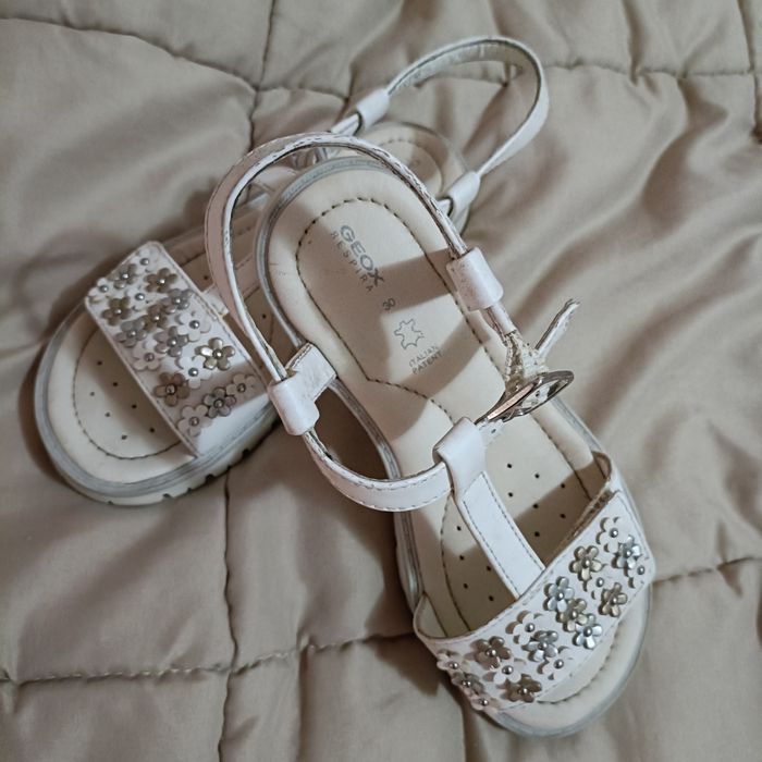Sandálias menina n30. 10€  GEOX