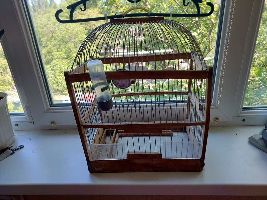 Продам клетку деревянную.