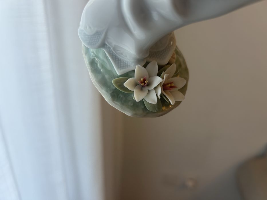 Lladró “Lily, symbol of purity”