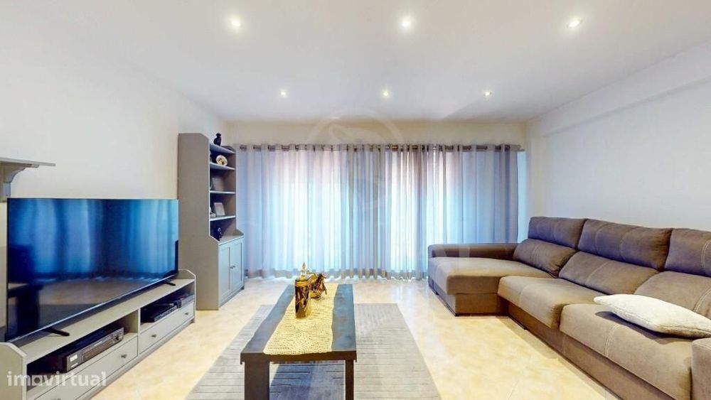 Apartamento T2 totalmente remodelado, com garagem e arrecadação, em Ca