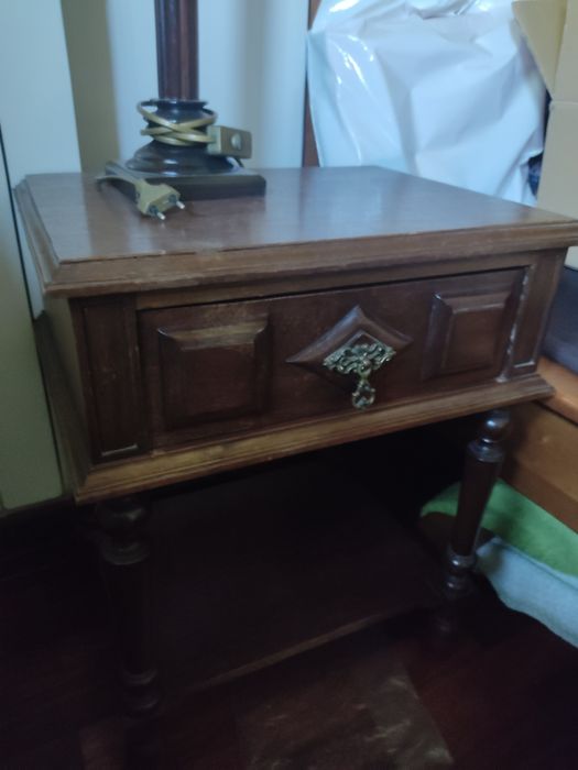 Mesinha de cabeceira em madeira